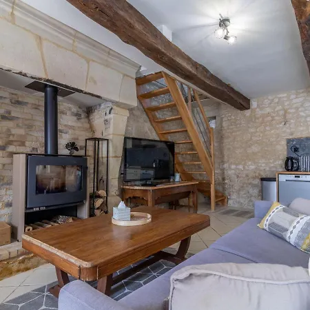 En Tuffeau Près De Saumur Avec Terrasse, Poêle à Bois Et Grandes Commodités - Fr-1-622-64 Vaudelnay