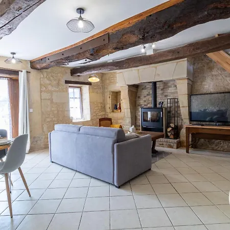 En Tuffeau Pres De Saumur Avec Terrasse, Poele A Bois Et Grandes Commodites - Fr-1-622-64 Vaudelnay