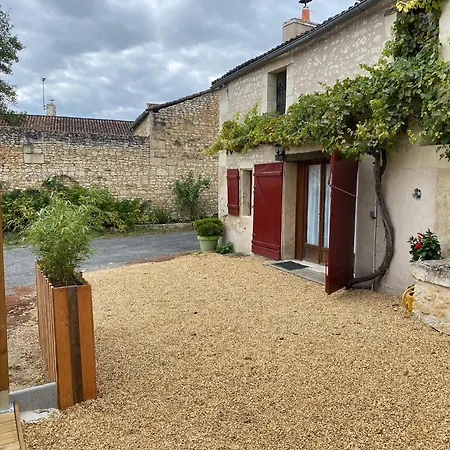 Landhaus En Tuffeau Pres De Saumur Avec Terrasse, Poele A Bois Et Grandes Commodites