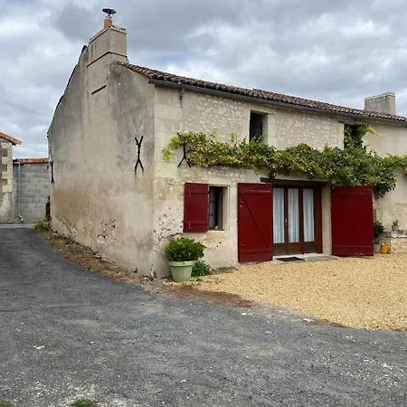 En Tuffeau Pres De Saumur Avec Terrasse, Poele A Bois Et Grandes Commodites Vaudelnay