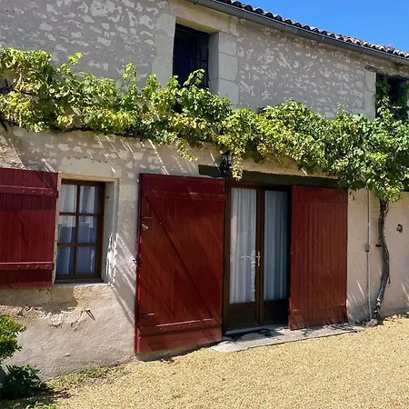 En Tuffeau Pres De Saumur Avec Terrasse, Poele A Bois Et Grandes Commodites Landhaus *