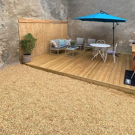En Tuffeau Pres De Saumur Avec Terrasse, Poele A Bois Et Grandes Commodites - Fr-1-622-64 *