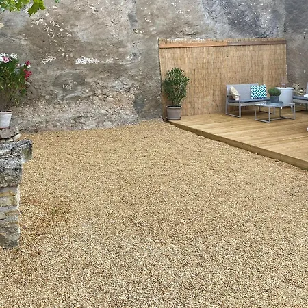 En Tuffeau Pres De Saumur Avec Terrasse, Poele A Bois Et Grandes Commodites - Fr-1-622-64 *