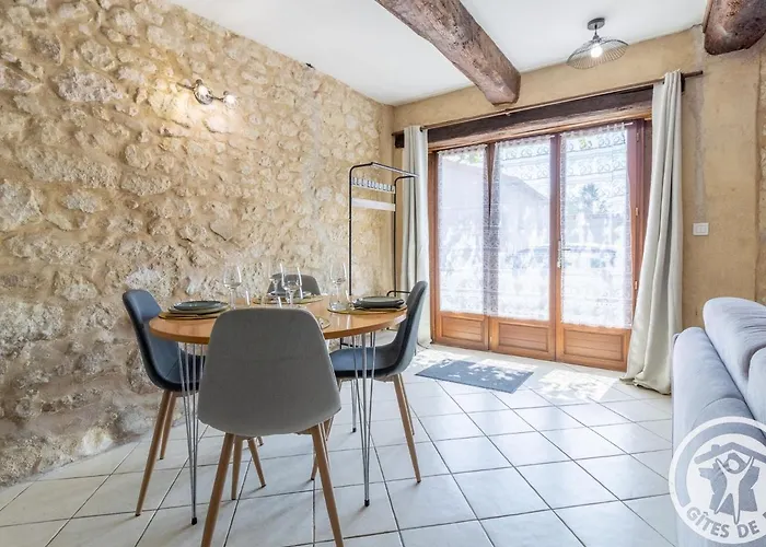 En Tuffeau Pres De Saumur Avec Terrasse, Poele A Bois Et Grandes Commodites - Fr-1-622-64 * Vaudelnay