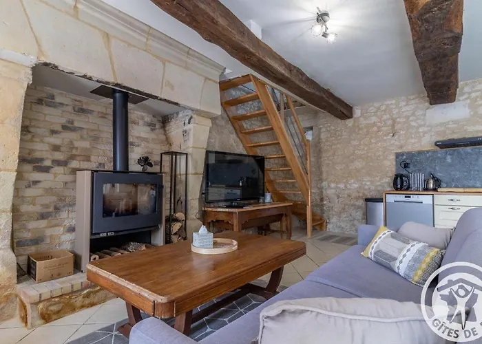 En Tuffeau Pres De Saumur Avec Terrasse, Poele A Bois Et Grandes Commodites - Fr-1-622-64 Vaudelnay