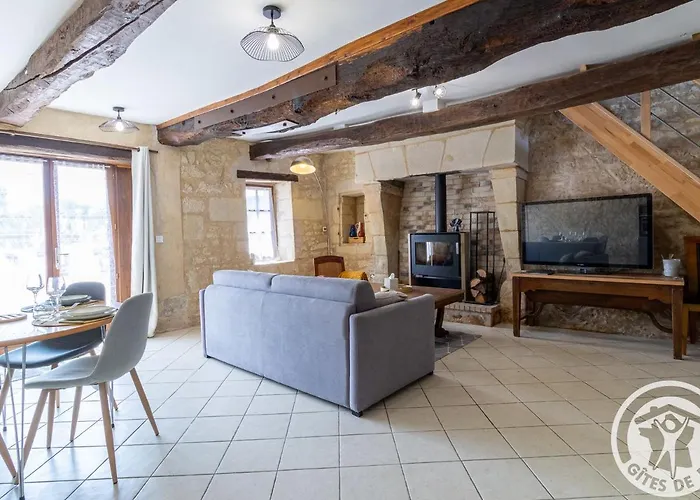 En Tuffeau Pres De Saumur Avec Terrasse, Poele A Bois Et Grandes Commodites - Fr-1-622-64 Vaudelnay