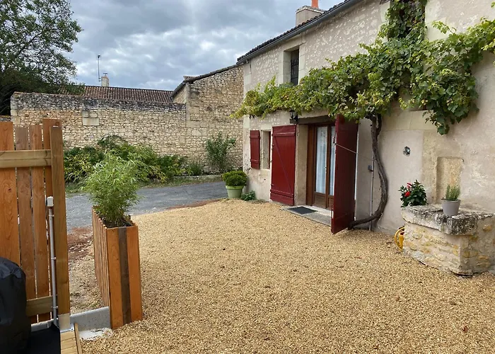 別荘 En Tuffeau Pres De Saumur Avec Terrasse, Poele A Bois Et Grandes Commodites - Fr-1-622-64