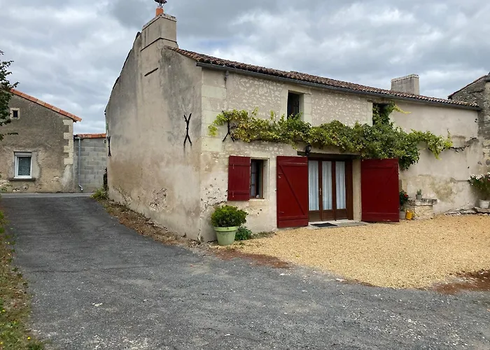 En Tuffeau Pres De Saumur Avec Terrasse, Poele A Bois Et Grandes Commodites - Fr-1-622-64 Vaudelnay