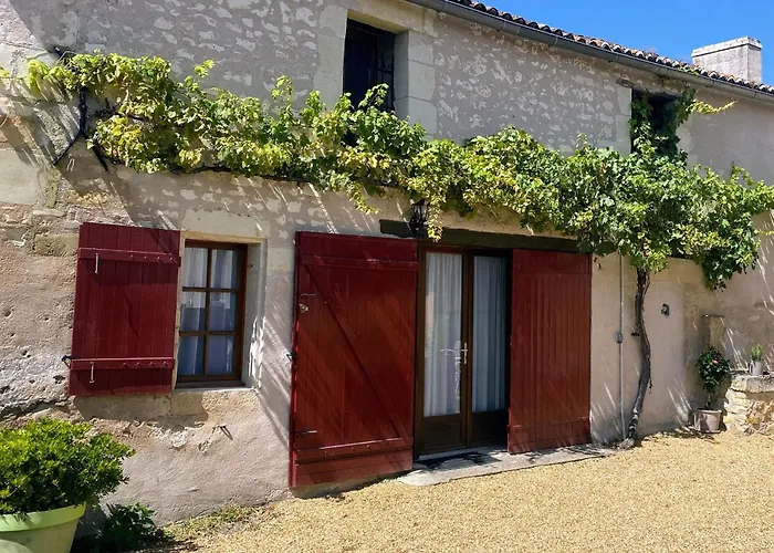 En Tuffeau Pres De Saumur Avec Terrasse, Poele A Bois Et Grandes Commodites - Fr-1-622-64 別荘 *