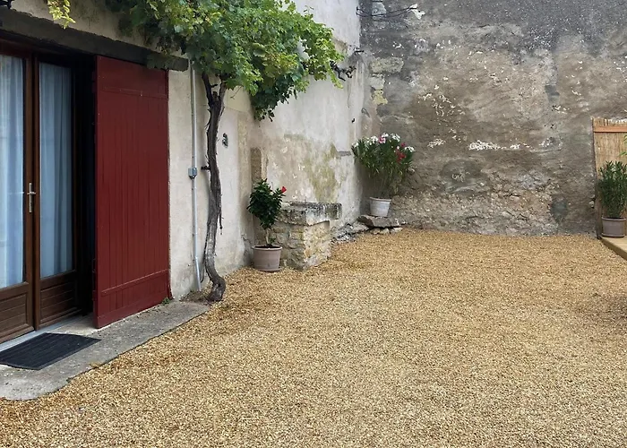 En Tuffeau Pres De Saumur Avec Terrasse, Poele A Bois Et Grandes Commodites - Fr-1-622-64 Vaudelnay