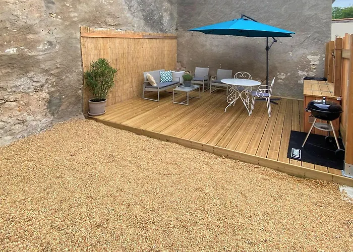 En Tuffeau Pres De Saumur Avec Terrasse, Poele A Bois Et Grandes Commodites - Fr-1-622-64 *